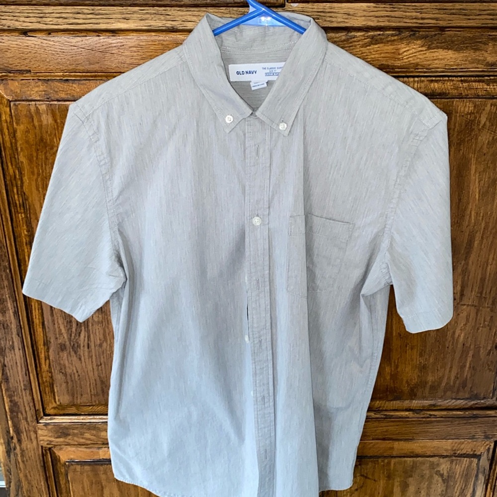 Men’s Gray Button Down Short Sleeve Dress Shirt